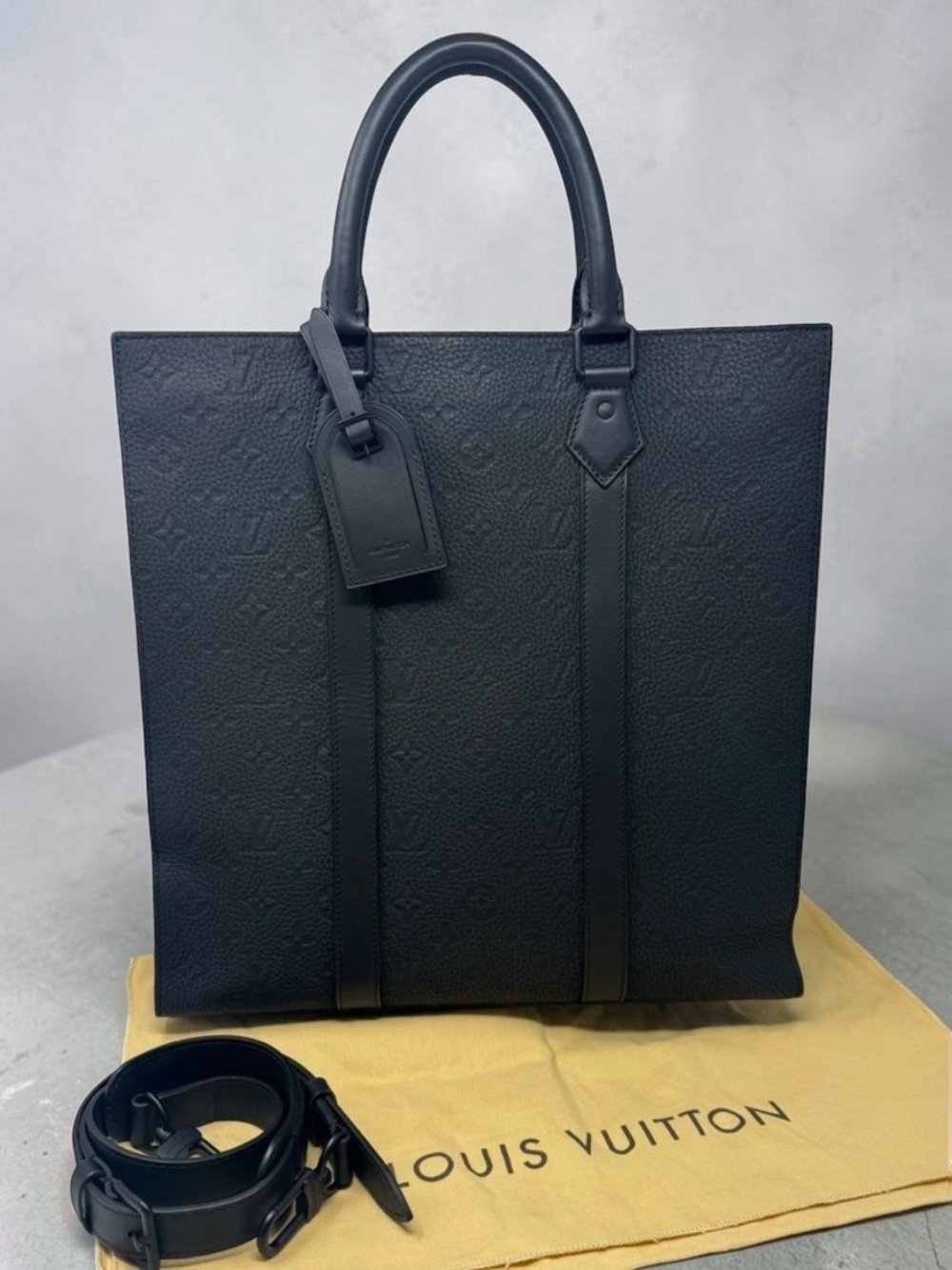 ✨🛍️ Louis Vuitton Black Monogram Taurillon Leather Sac Plat NV Bag